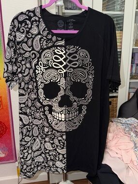 Ay güey beautiful Black & White Paisley Skull Short Sleeve Tee